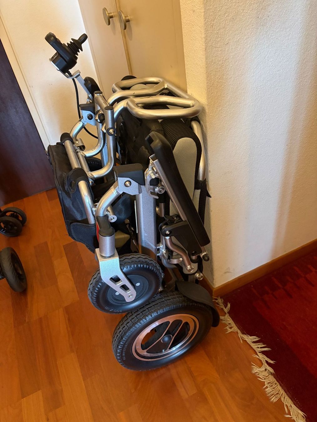 Sedie a rotelle: Fauteuil roulant électrique pliable – Usato da Genève venduto da obongard 3