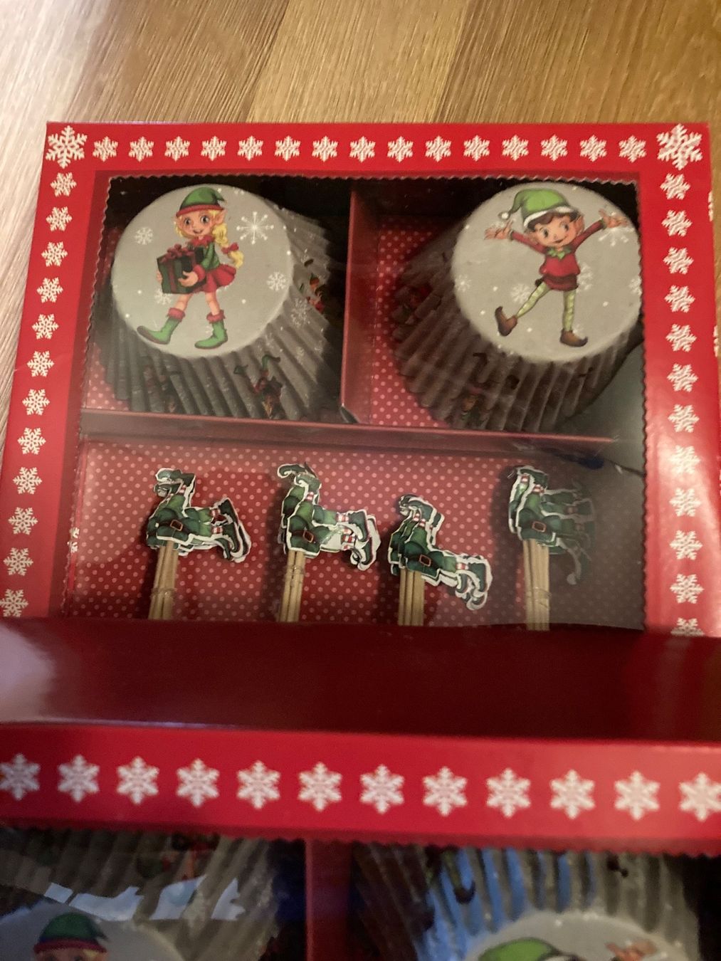 Backformen: Weihnachten Cupcake Formen Elf – Neu und originalverpackt aus Emmenbrücke von JJ_89 1