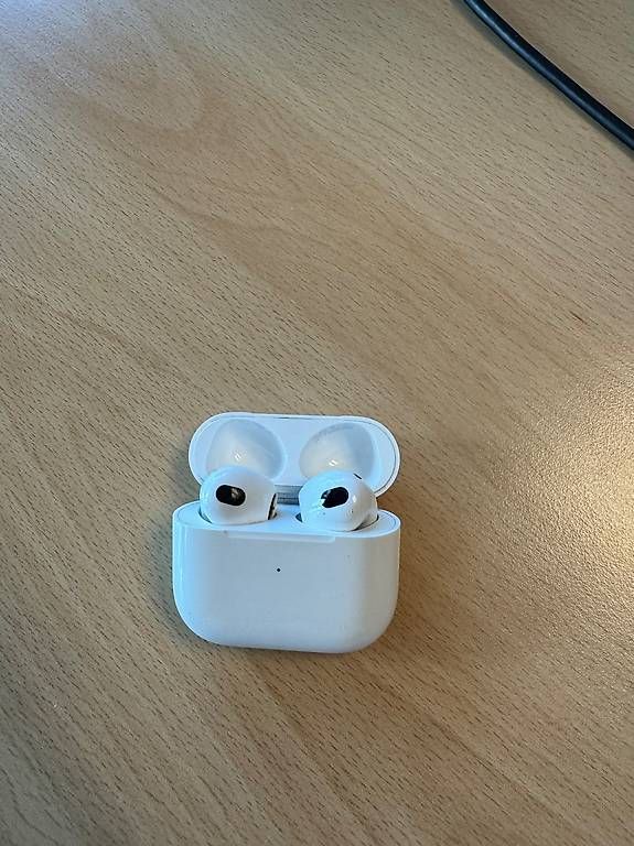 Cuffie: Airpods 3  – Usato da Zürich venduto da skeco