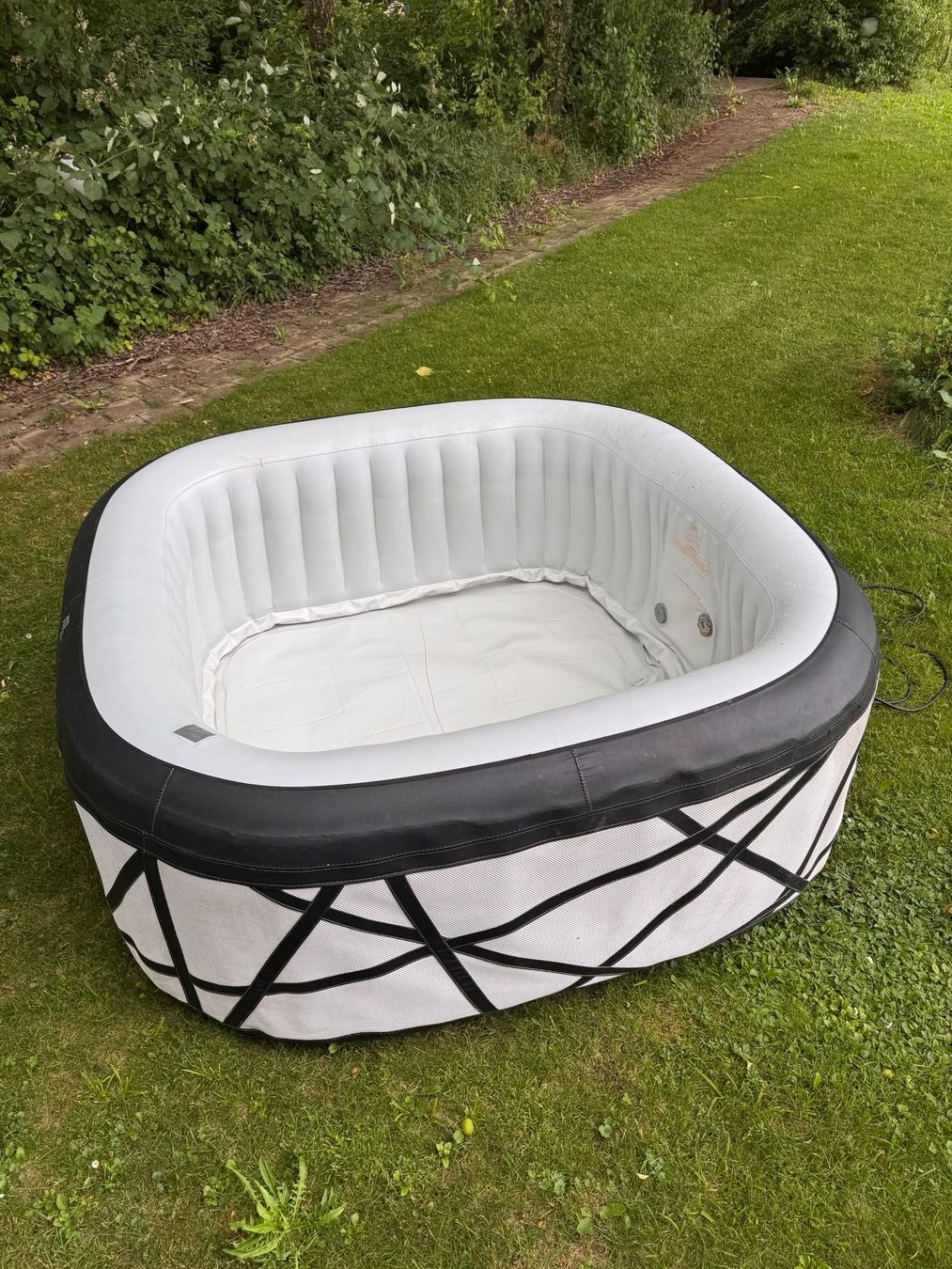 Whirlpool: Funktionierender Whirlpool ca.900l – Usato da Oberwil (Dägerlen) venduto da sennneo 2