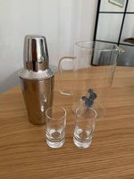 Karaffe, zwei Stock Gläser, Mixer