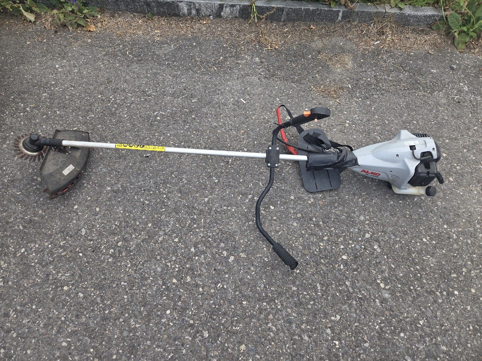 Alle Maschinen: Rasentrimmer – Gebraucht aus Wattenwil von Dk2131