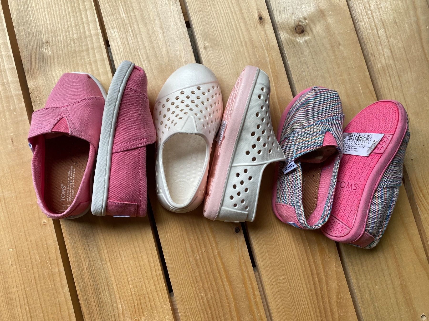 Toms Scarpe per ragazzi: Toms Enfants Taille 23.5 3 pack – Nuovo e nell'imballaggio originale da Orbe venduto da D-stockFactory-Orbe 1