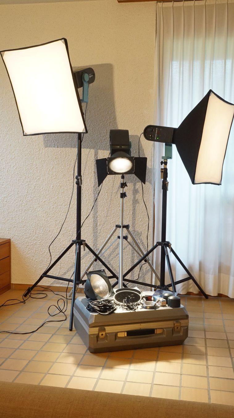 Broncolor Flash: Broncolor Blitzanlage mit org. Koffer & Stativen – Usato da Wohlenschwil venduto da steyr185
