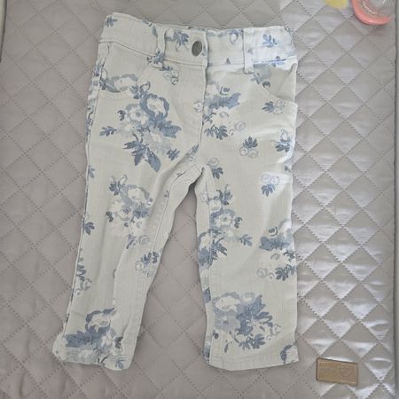 Jeans, Gr. 74, hellblau mit Blumenmuster