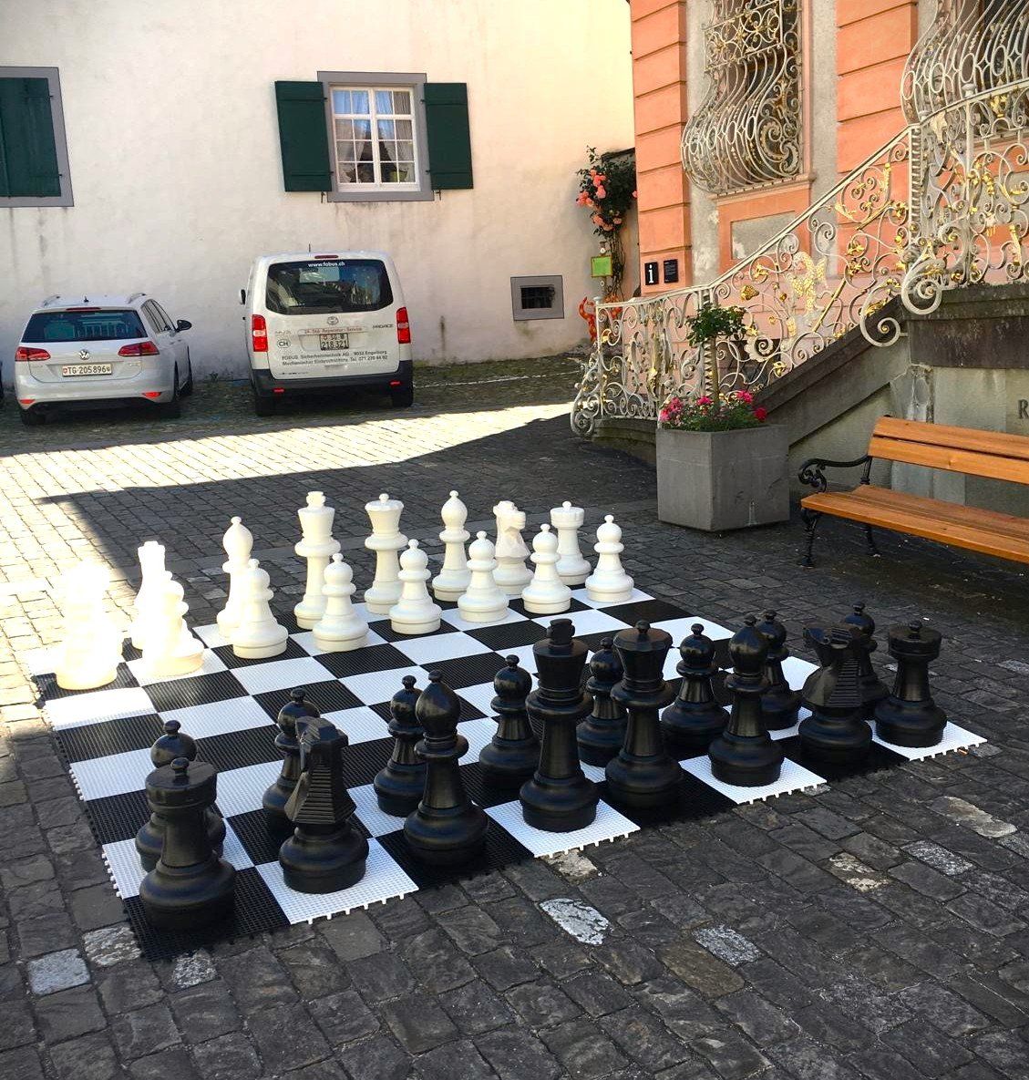 Spiele: Grosses Gartenschach mit Spielfläche – Gebraucht aus St. Gallen von naha15