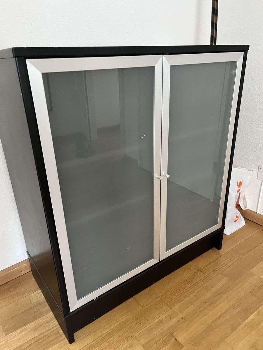 Commodes: Kommode mit Glastüren schwarz – D'occasion à Basel par drrickdr 1