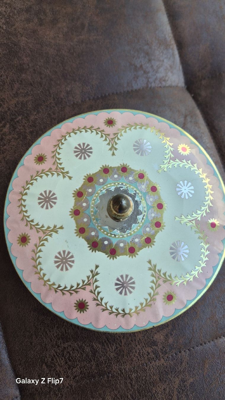 Dosen: Boîte décorée vintage avec couvercle et poignée – Gebraucht aus Avry-sur-Matran von cec_nhz8 1