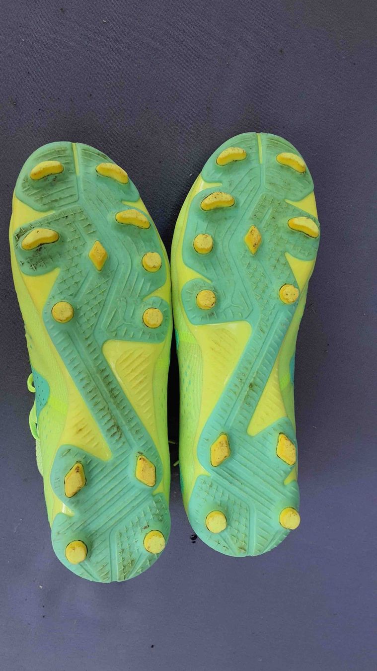 Schuhe für Jungen: Fussballschuhe, Grösse 38 – Gebraucht aus Sirnach von Formalin 3