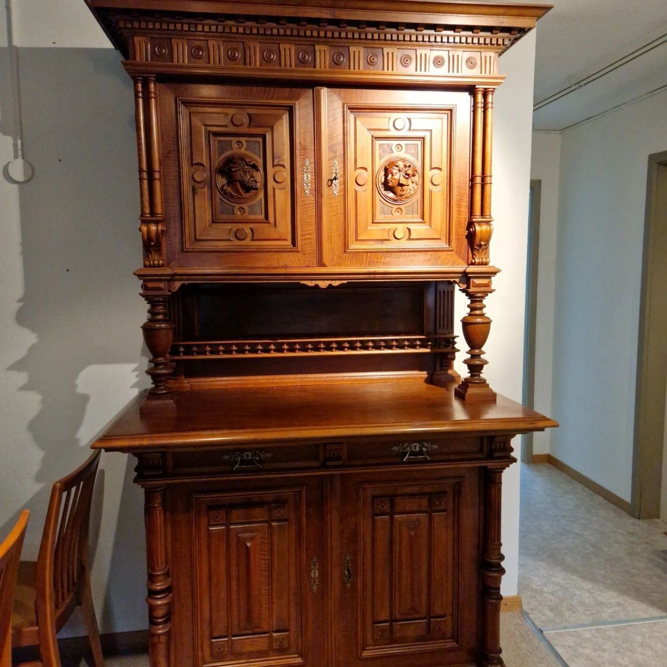 Credenze: Eindrucksvoller, antiker Nussbaum Schrank – Usato da Arbon venduto da MadameLuLa9320