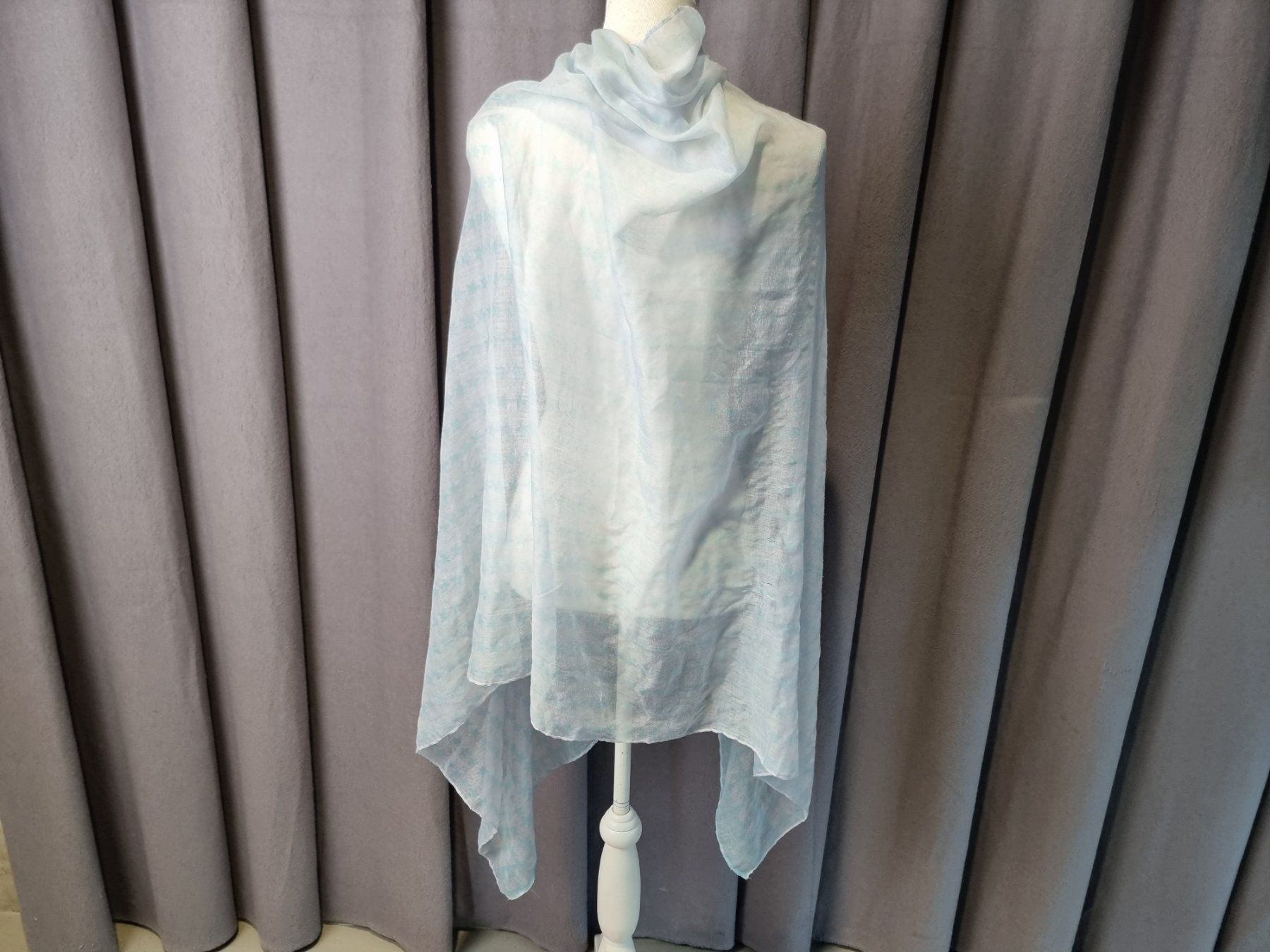 Foulards & écharpes: Hellblauer Schal – D'occasion à Urtenen-Schönbühl par Restwert_Schoenbuehl