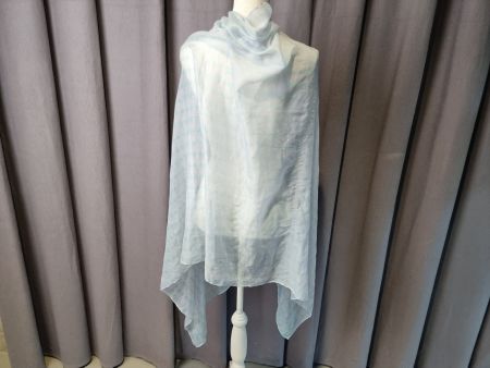 Hellblauer Schal
