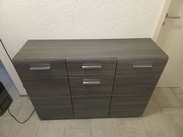 Modernes Sideboard in Dunkelgrau mit Holzmaserung