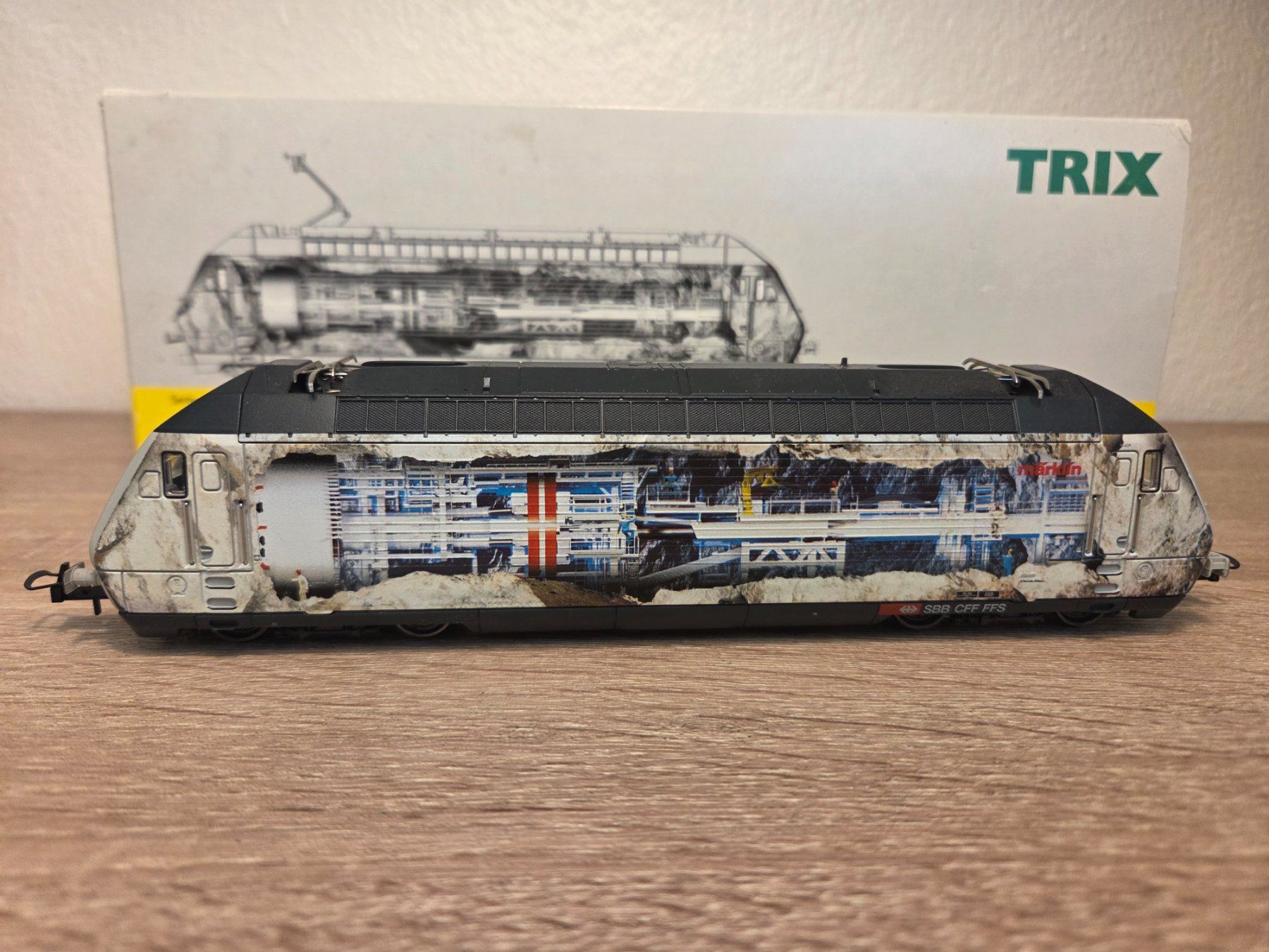 Trix Modellini di ferrovie: Trix 22734 E-Lok Re 460 SBB H0 – Usato da St-Aubin-Sauges venduto da Lo_Go 1
