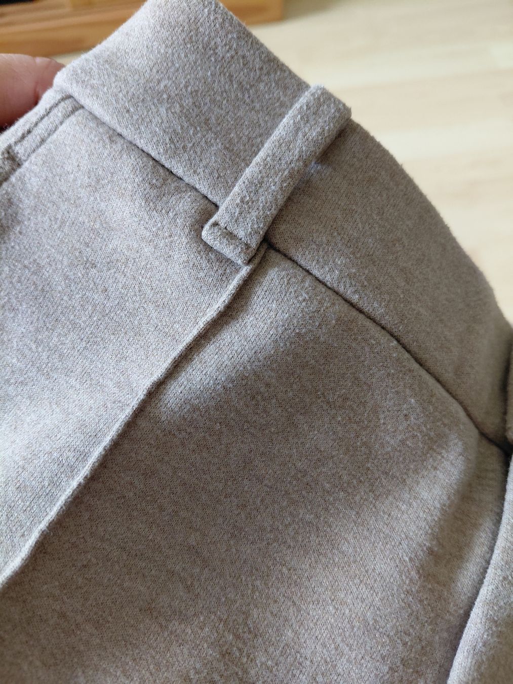 Uniqlo Pantaloni: UNIQLO Beige Trousers  – Usato da Turbenthal venduto da apr_h7z2 1