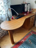 Bürotisch und Kubus