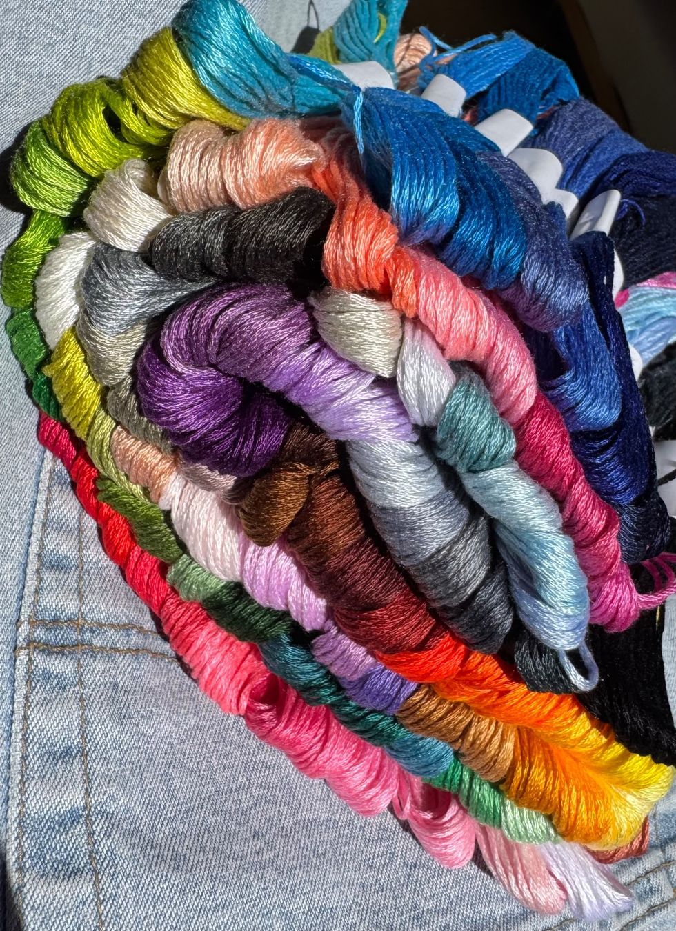 Kit bricolage: 100 x Garn Stickgarn Armbändeli Knüpfen – Nuovo e nell'imballaggio originale da Leuggern venduto da unico10 8