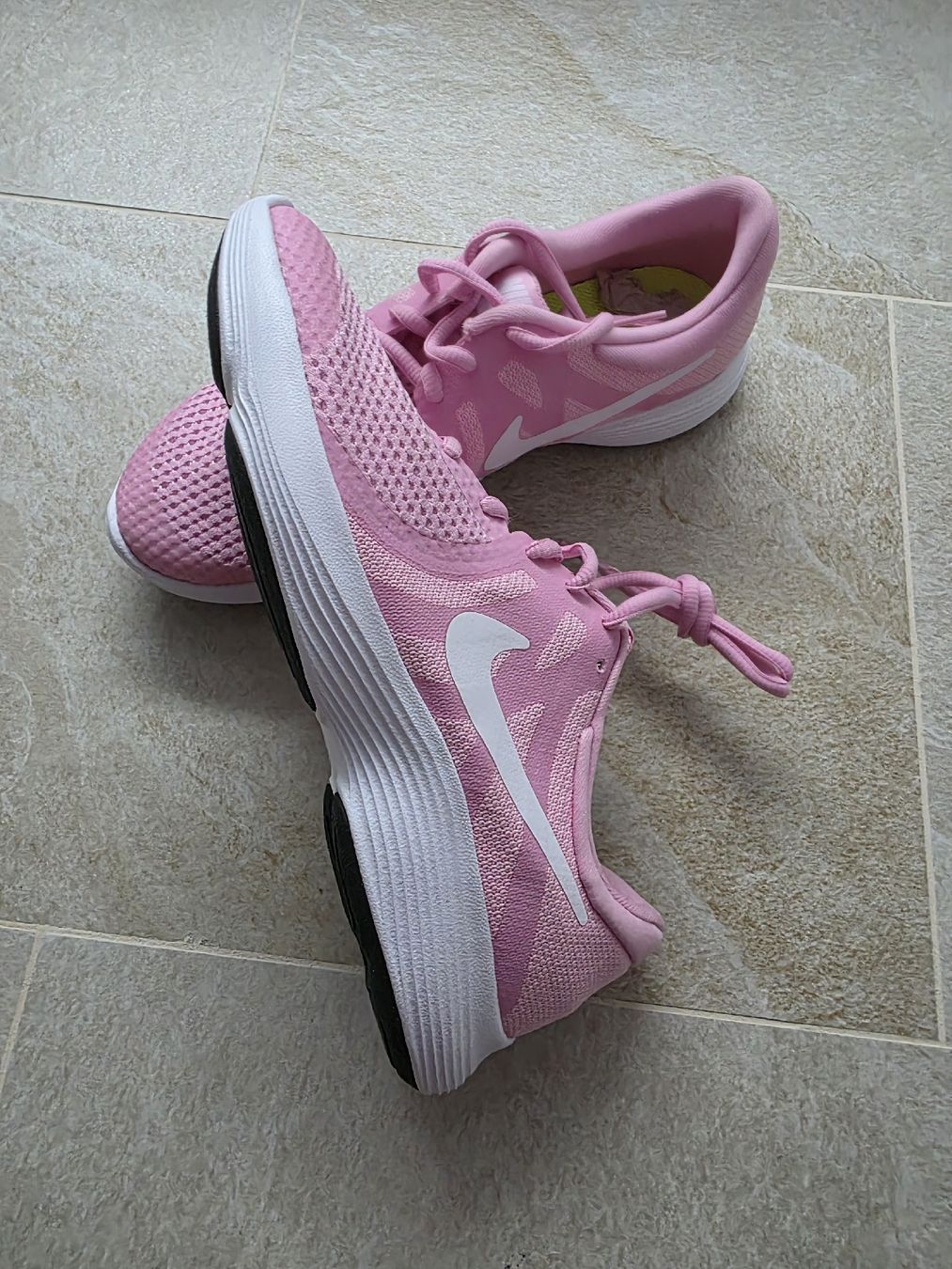 Nike Scarpe da donna: Nike Revolution 4 Damenschuhe, Gr. 38 – Nuovo e nell'imballaggio originale da Toffen venduto da ver_x68f 4