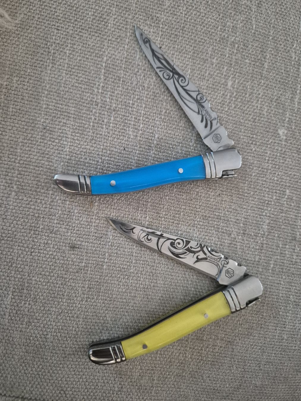 Laguiole Couteaux de poche: Taschenmesser Laguiole blau und gelb mit Gravur  – Neuf (Voir description) à Binningen par rom_9ls7