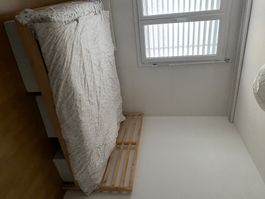 Schönes Holzbett