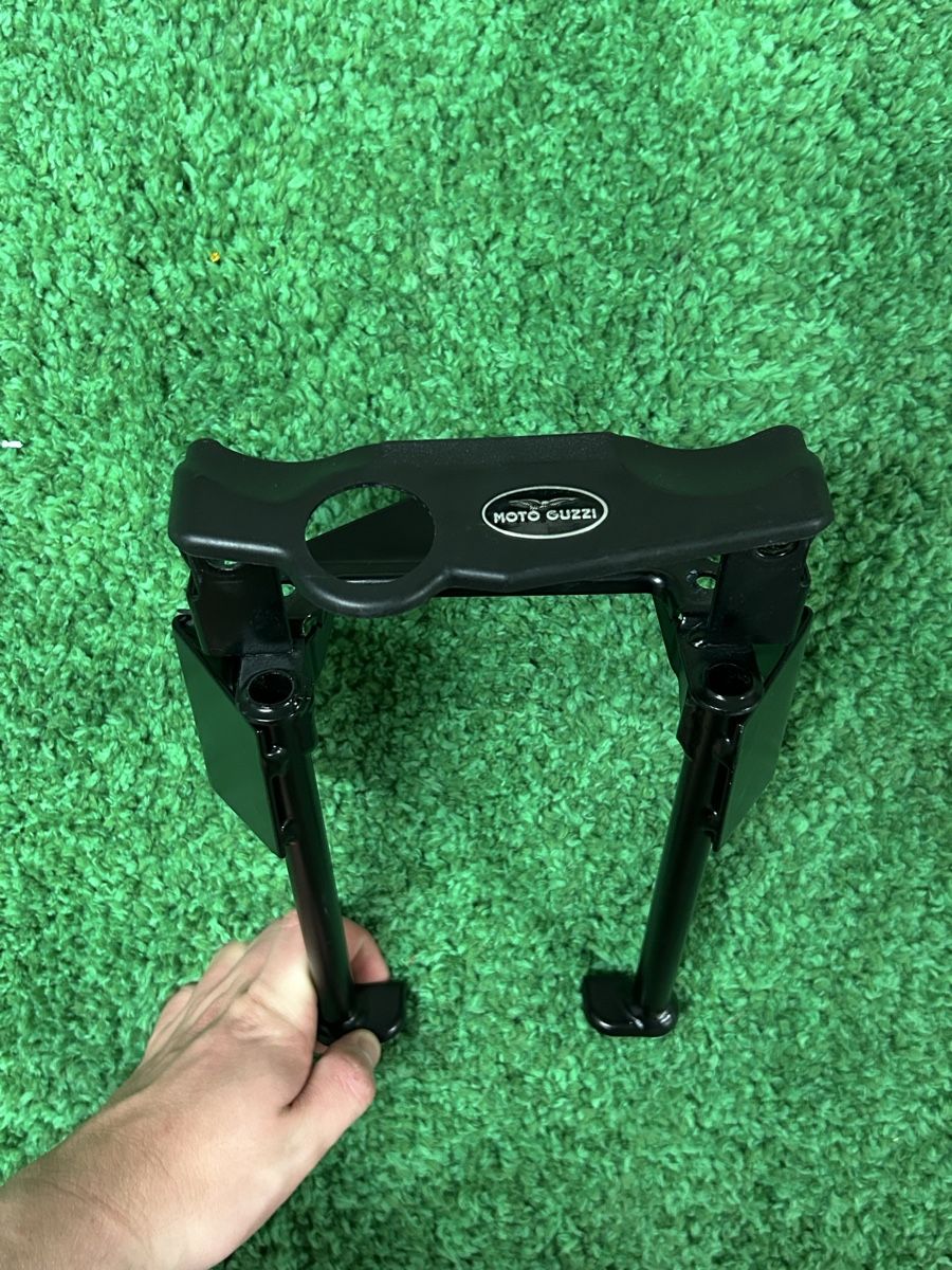 Moto Guzzi Tutti i ricambio per moto: Moto Guzzi V7 Zündschlosshalterung / Frontmaske – Usato da Root venduto da Loris_2006