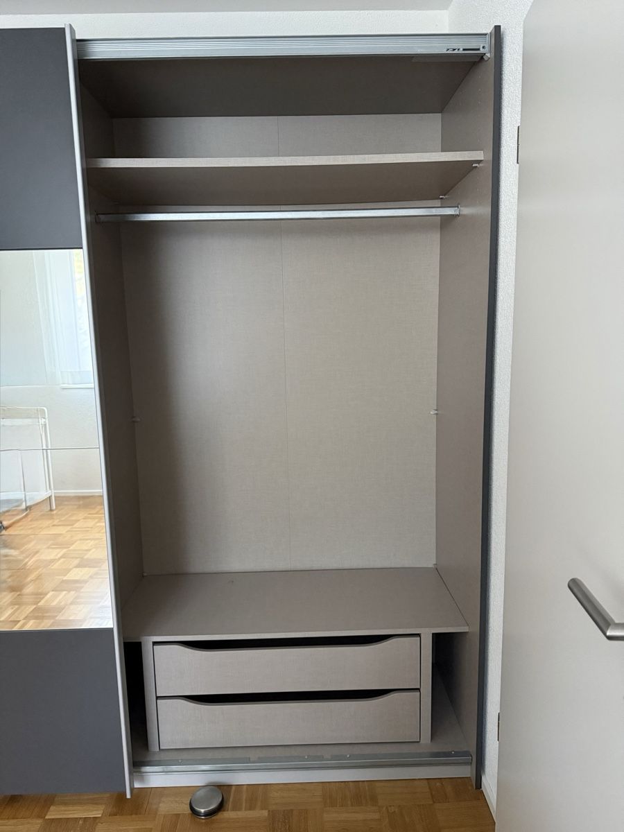 Armadi: Kleiderschrank grau – Usato da Gelterkinden venduto da adam_b 2