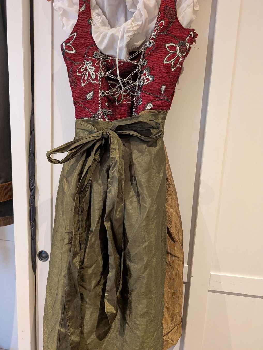 Vestiti: Dirndl rot oliv mit Blumenmuster Grösse 32 – Nuovo (secondo la descrizione) da Sachseln venduto da sunday_rose91