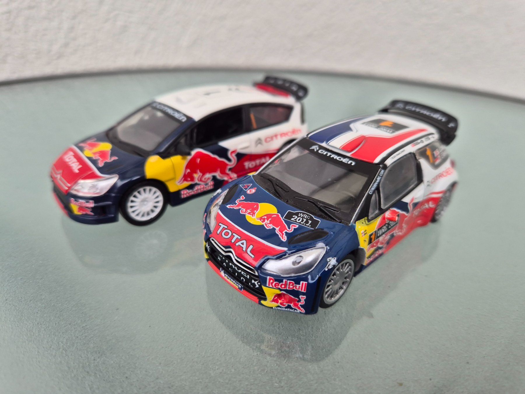 Citroën Modellini d'auto: Citroen DS und C4 Red Bull 1:43 – Usato da Oberbuchsiten venduto da laffite54 2