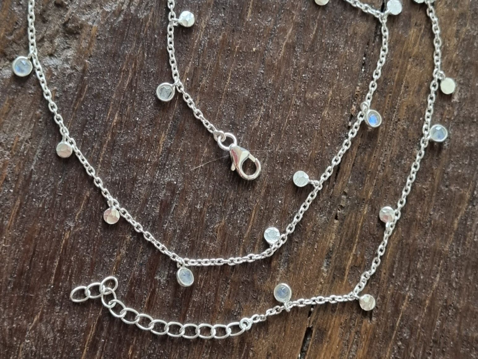 Catenine: Elegante Silber Kette mit Regenbogen Mondstein – Nuovo e nell'imballaggio originale da Gattikon venduto da myartshop 1
