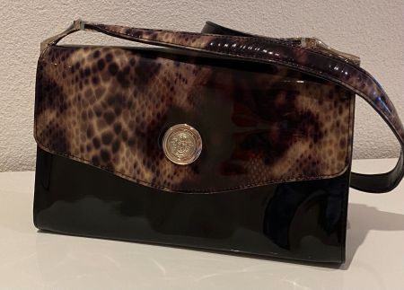 Schultertragtasche Lack