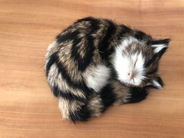 Schlafende Samtpfote - Dekorative Katzenfigur für Sammler!