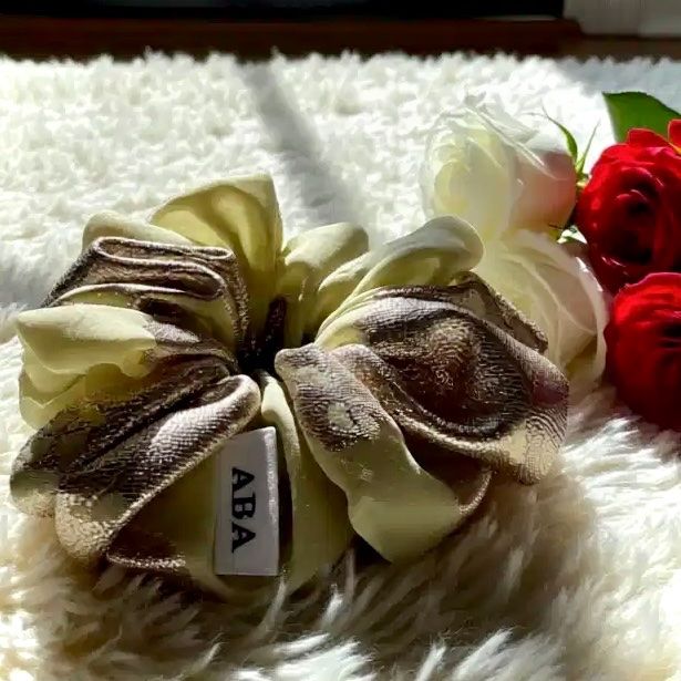 Accessori per capelli: Luxus Scrunchie Chiffon - Handgemachte - Unikat - Neu! – Nuovo e nell'imballaggio originale da Vals venduto da ABA-Atelier
