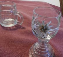 ANTIK SCHNAPSGLÄSER 4 X, 1 EDELWEISS (100 j. ALT?) 2 ANTIK