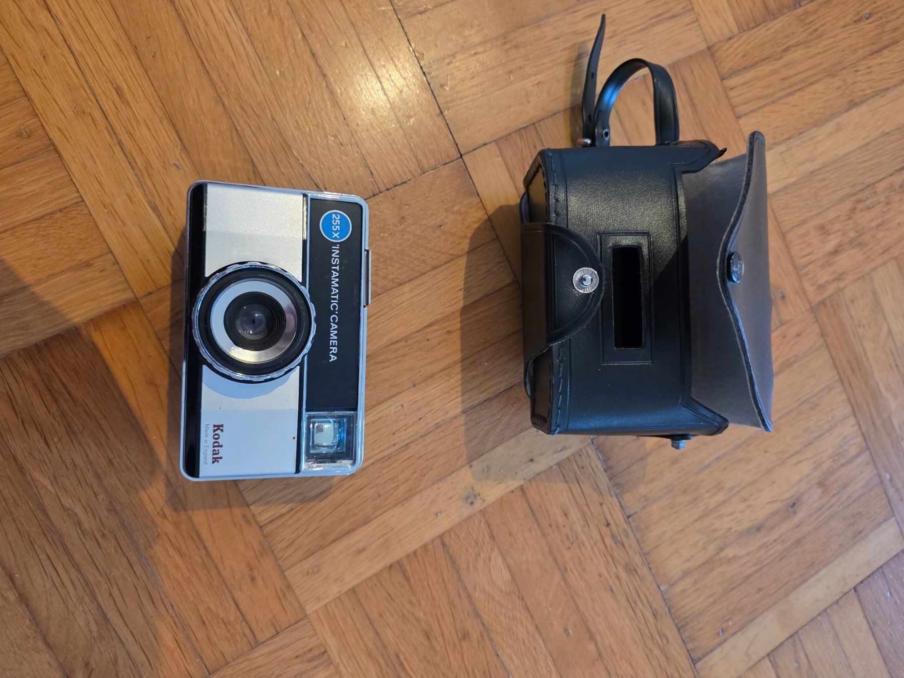 Kodak Fotocamera: Kodak Instamatic Kamera mit Tasche – Difettoso da Dorf venduto da Echo_Elements 1