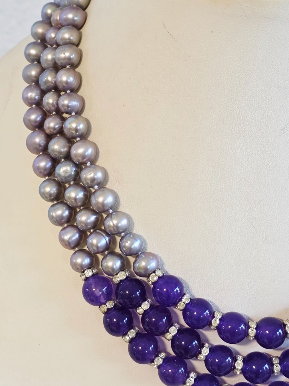 Colliers: Perlenkette mit violetten Edelsteinen – Neuf (Voir description) à Zürich par ben_mn5h 2