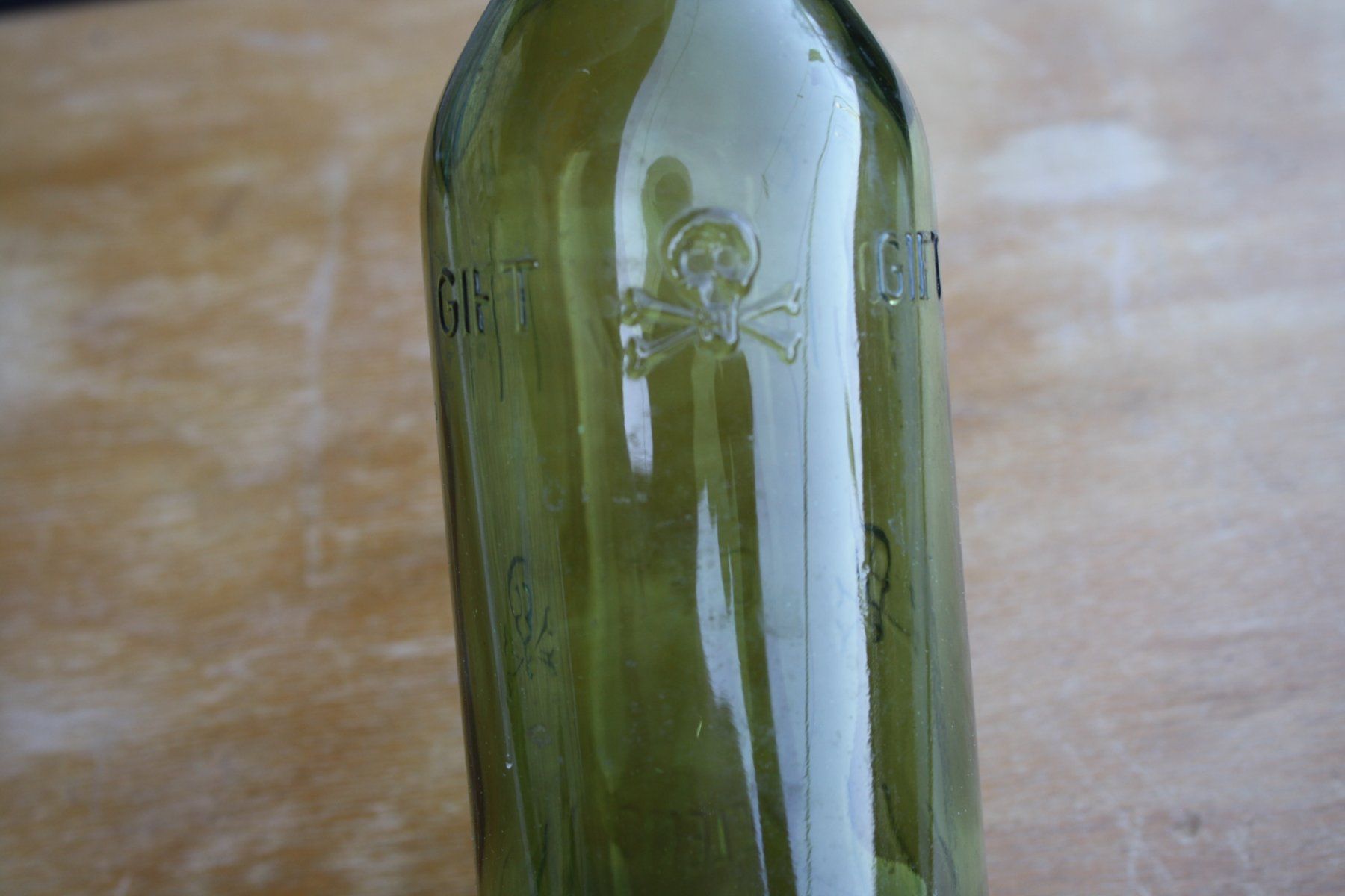 Bottiglie: GIFTFLASCHE VINTAGE TOTENKOPF FLASCHE – Usato da Wauwil venduto da Pneuedy 1