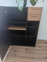 Holzregal mit Tür