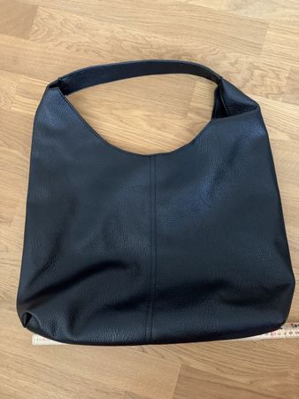 Schwarze Handtasche, neuwertig - 