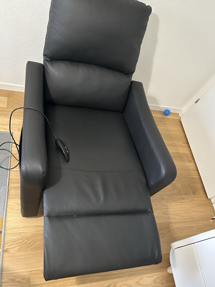 Sessel: Comfortable Black Leather Recliner – Gebraucht aus Affoltern am Albis von rot_682g 6