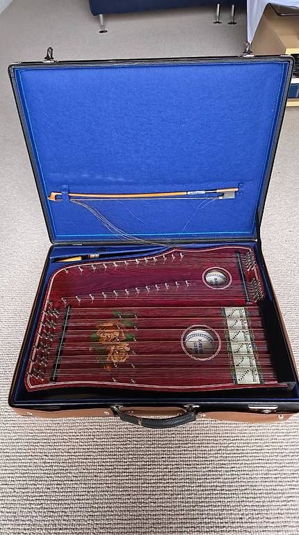 Musikinstrumente: Zither mit Koffer – Gebraucht aus Linthal von StuessiLinthal