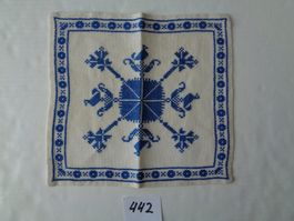 Kleines Deckeli mit Bündner-Kreuzstich Gr. 25.5 x 23.5 cm.