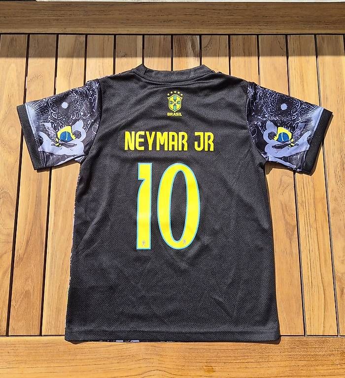 Scarpe, pantaloni & magliette da ginnastica: Neymar Trikot Grösse 134/140 – Nuovo e nell'imballaggio originale da Heiligenschwendi venduto da Lotusse-hair