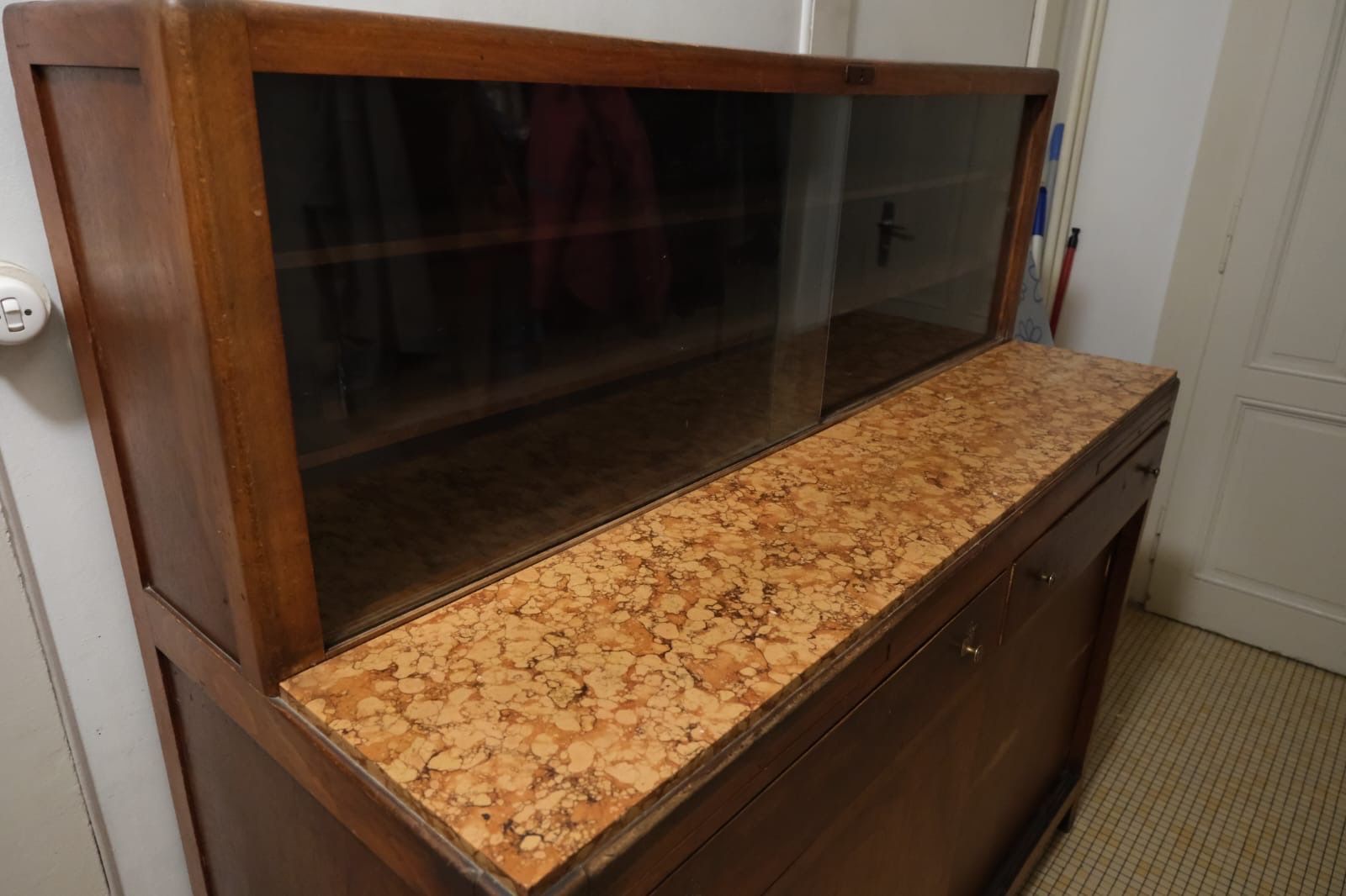 Cassettiere: Présentoir vitré sur "commode" + 2 tiroirs, 4portes. – Usato da Vevey venduto da cburgle 4