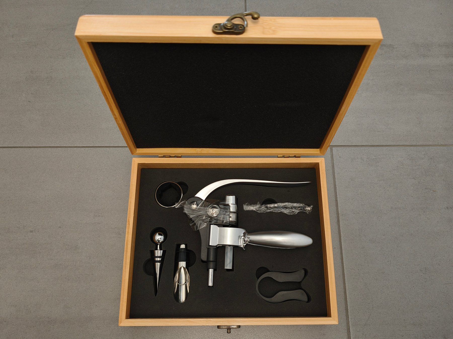 Apribottiglie & Tappi per chiusura: Sommelierset in schöner Bambusbox – Nuovo e nell'imballaggio originale da Zürich venduto da Bluemex 1