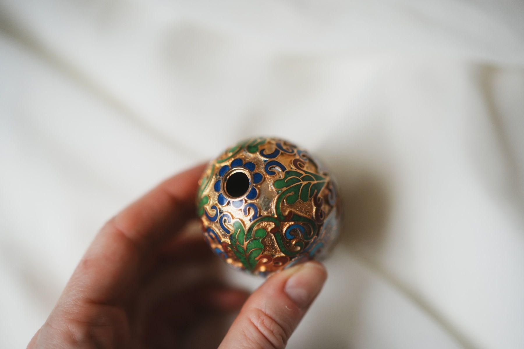 Tutte le decorazioni: Metallisches Ei mit Cloisonné-Emaille – Nuovo e nell'imballaggio originale da Volketswil venduto da HeredisAntiques 3