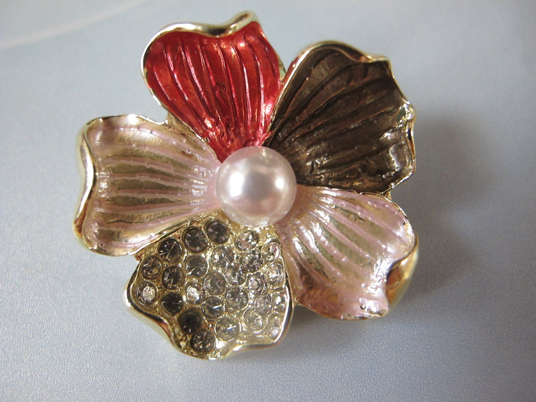Broches & Aiguilles: Blumenbrosche mit Perle & Strass-Steinen, Goldfarben – Neuf (Voir description) à Löhningen par Chimae67 3