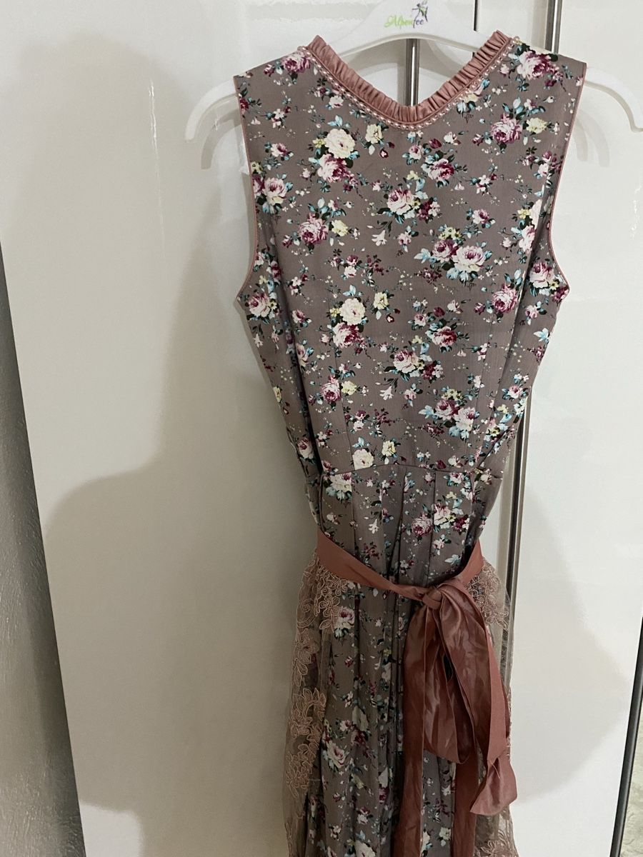 Vestiti: Dirndl Alpenfee Blumenmuster grau Grösse 36 getragen – Nuovo (secondo la descrizione) da Kloten venduto da mor_m8mp 4