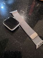 Apple Watch série 5 bracelet milanais argent batterie 83%