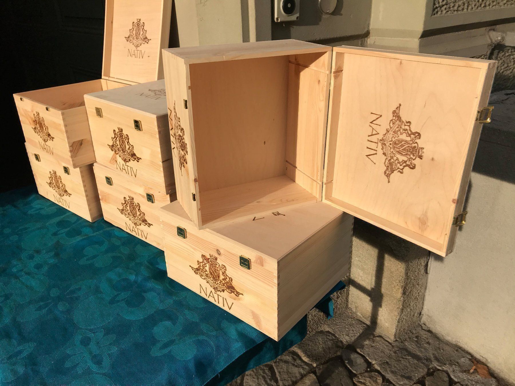 Altro: schöne Weinkiste mit Klappdeckel Nativ – Usato da Zürich venduto da atlantis77 4