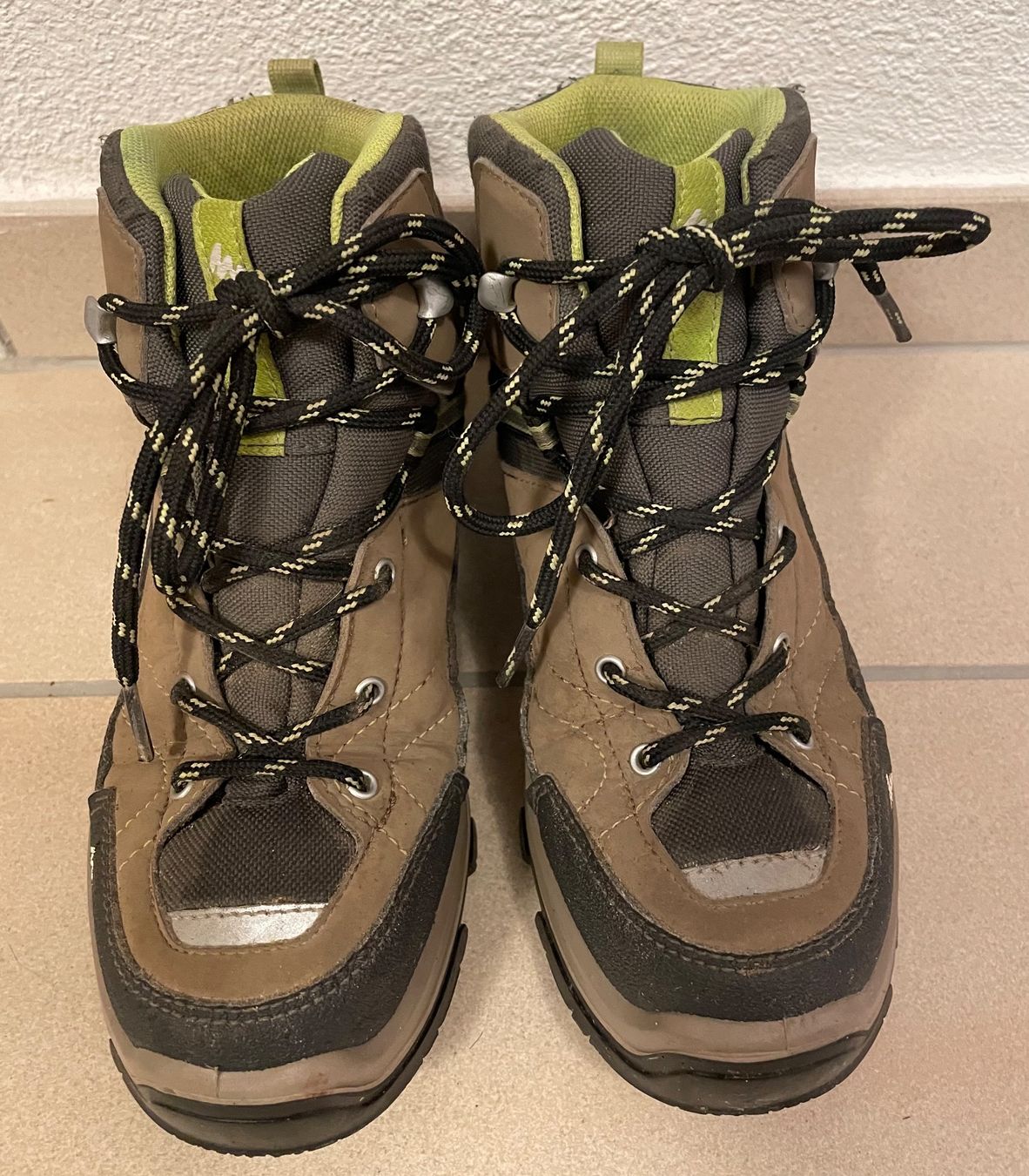 Decathlon Scarpe per ragazzi: Quechua Jungen Wanderschuhe Gr.35 – Nuovo (secondo la descrizione) da Schaffhausen venduto da London114